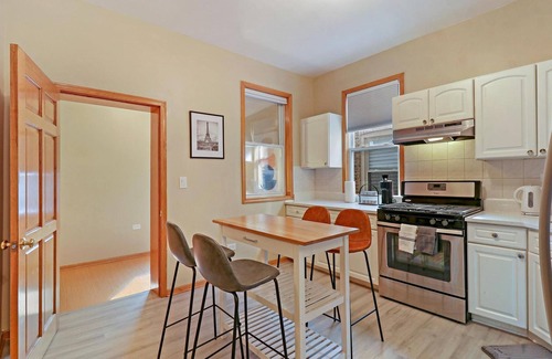 Irving Park House | Cozy & Comfy 5BR Building by O'Hare & Downtown