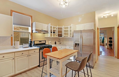 Irving Park House | Cozy & Comfy 5BR Building by O'Hare & Downtown