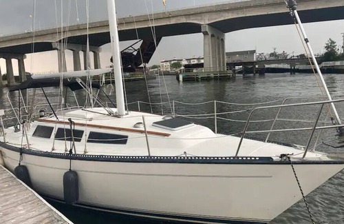 Belmar Boat Rental | Cozy, Comfy and Quaint Black Sailboat