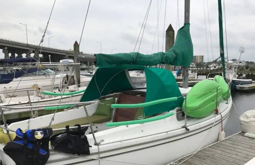Belmar Boat Rental | Cozy, Comfy And Quaint Green Sailboat