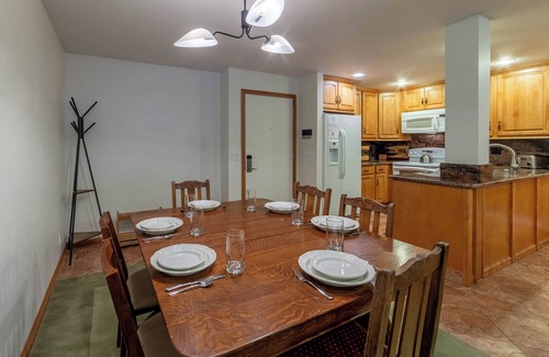 Mammoth Lakes Condo | Cozy Condo at The Summit, Walk to Ski 598