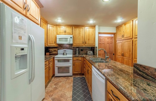 Mammoth Lakes Condo | Cozy Condo at The Summit, Walk to Ski 598