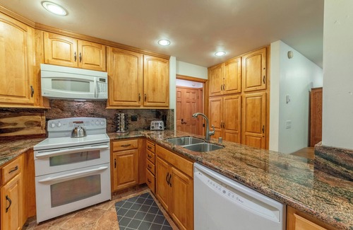 Mammoth Lakes Condo | Cozy Condo at The Summit, Walk to Ski 598