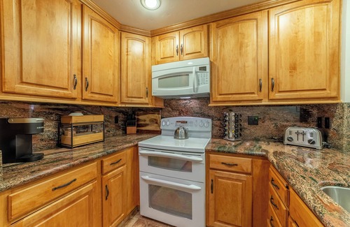 Mammoth Lakes Condo | Cozy Condo at The Summit, Walk to Ski 598