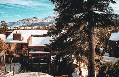 Mammoth Lakes Condo | Cozy condo in Mammoth: Ideal escape, walking distance to The Village & Skiing.