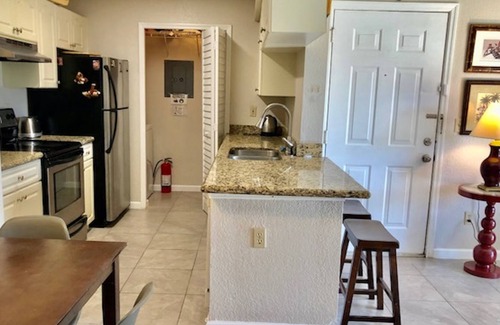 Orlando Condo | Cozy condo.Laundry, balcony, pool , pier, lake .Close to Disney ,UCF, Downtown .
