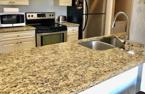 Orlando Condo | Cozy condo.Laundry, balcony, pool , pier, lake .Close to Disney ,UCF, Downtown .