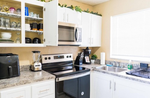 Margate Condo | Cozy condo mins from mall, beach, casino, airport