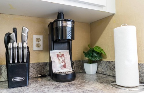 Margate Condo | Cozy condo mins from mall, beach, casino, airport