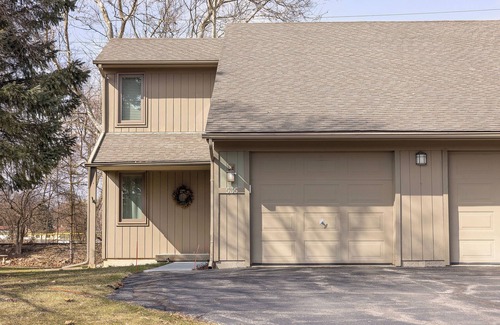 Saline Condo | Cozy Condo near Ann Arbor in Saline! Pet and family friendly.