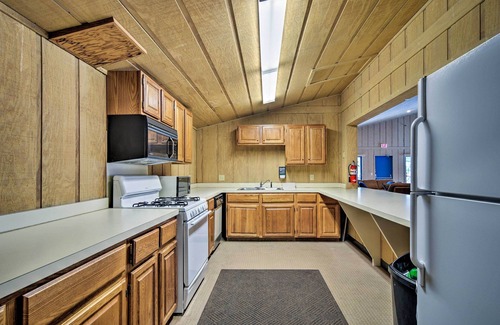 Harbor Springs Condo | Cozy Condo: Steps to Lake Michigan, 5 Mi to Boyne!