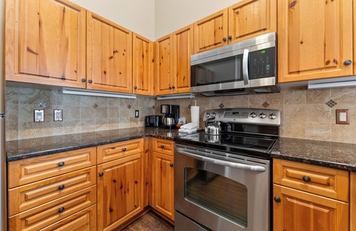 River Run Condo | Cozy Condo w/Fireplace, Reading Nook & Private Balcony, Short Walk to Slopes