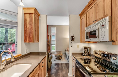 Warren Condo | Cozy Condo w/Hot Tubs, Tennis, & Three Pools - Near the Slopes & Golf