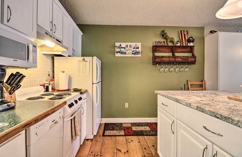 Londonderry Condo | Cozy Condo w/Magic Mountain Ski-In Access!