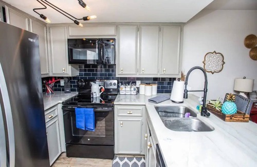 Raintree Condo | Cozy Condo W/Pool Walk to Park & View