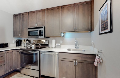 Crested Butte Condo | Cozy Condo with Great Mountain Views & Location – Walk to Slopes