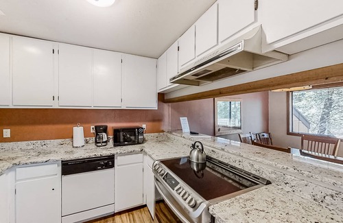 Shaver Lake Condo | Cozy condo with deck, pools & hot tubs - great location near Shaver Lake