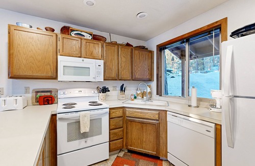 McCall Condo | Cozy Condo with Deck, Wood Fireplace - Easy Access to Golf and the Slopes