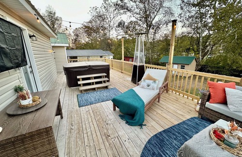 Olive Hill Cottage | Cozy, Contemporary Cottage on the Creek!