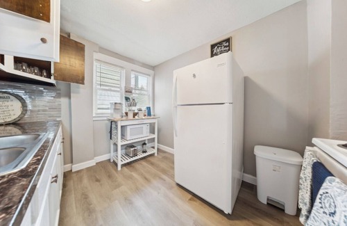 Old Brooklyn Apartment | Cozy & Contemporary Pearl, located in the heart of Old Brooklyn.