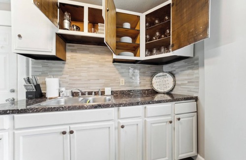 Old Brooklyn Apartment | Cozy & Contemporary Pearl, located in the heart of Old Brooklyn.