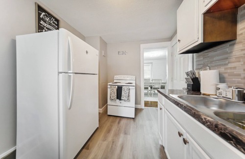 Old Brooklyn Apartment | Cozy & Contemporary Pearl, located in the heart of Old Brooklyn.