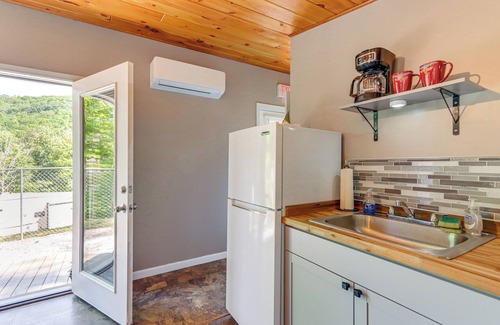 Blairsville Apartment | Cozy + Convenient Blairsville Cabin w/Deck!