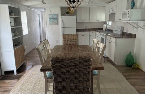 Iona House | Cozy convenient location to Sanibel and Fort Myers Beaches.