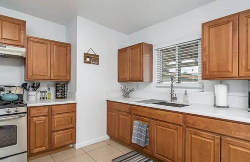 La Presa House | Cozy, Cool, Casa w/ WiFi, King Bed & Private Patio