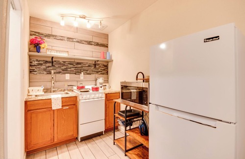 Dallas Apartment | Cozy Coop-10 min-DT Dallas-Full Kitchen & Private Patio