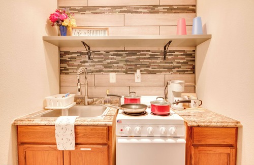 Dallas Apartment | Cozy Coop-10 min-DT Dallas-Full Kitchen & Private Patio