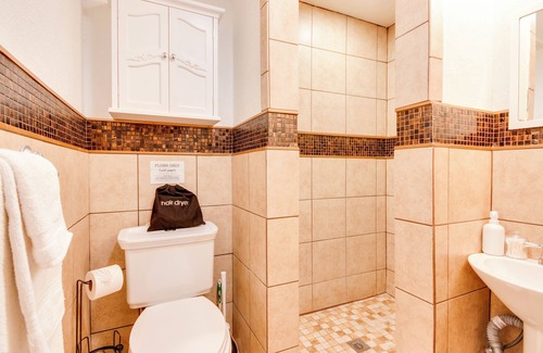 Dallas Apartment | Cozy Coop-10 min-DT Dallas-Full Kitchen & Private Patio