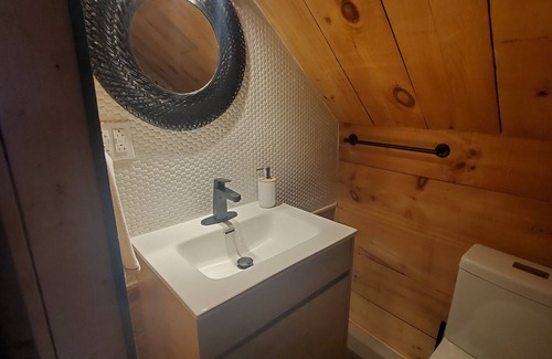 St-Adolphe-d'Howard Cottage | Cozy Cottage Getaway, 1hr from the city in St-Adolphe-d'Howard on Lac Travers.