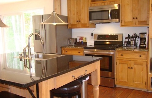 Kennebunk Cottage | Cozy Cottage 1 m to Dock Square &Ocean Sun-Sun rental,Book before to late!