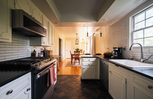 South Bend House | Cozy Cottage 1 Mile From Campus