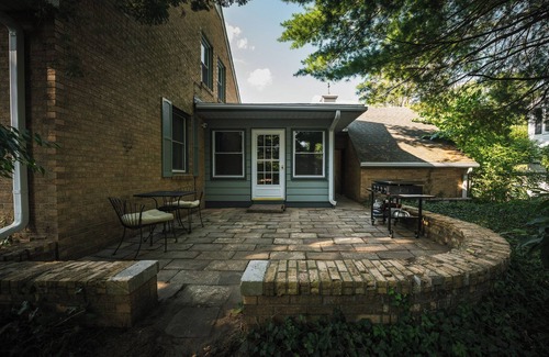 South Bend House | Cozy Cottage 1 Mile From Campus
