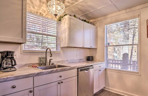 Sevierville Cottage | Cozy Cottage: 14 Mi to Smoky Mountain Nat’l Park!
