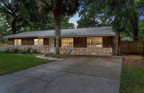 Fellowship Cottage | Cozy Cottage 15 Min to WEC With a Fully Fenced Yard. Dogs Stay for Free!