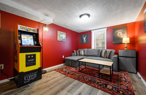 Gatlinburg Cottage | Cozy Cottage! 15 Min Walk to Strip! New Hot Tub!