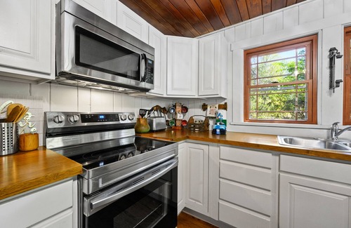 Gatlinburg Cottage | Cozy Cottage! 15 Min Walk to Strip! New Hot Tub!
