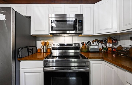 Gatlinburg Cottage | Cozy Cottage! 15 Min Walk to Strip! New Hot Tub!