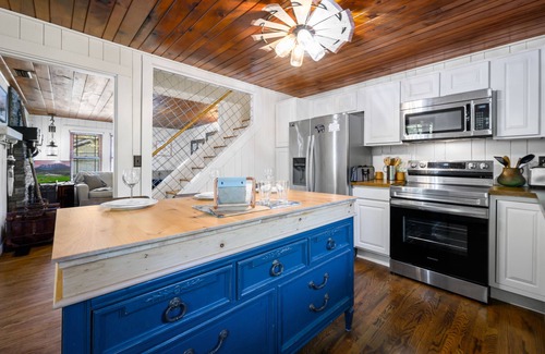 Gatlinburg Cottage | Cozy Cottage! 15 Min Walk to Strip! New Hot Tub!
