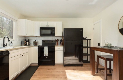 Fletcher House | Cozy Cottage | 2 min to WNC AG Center | Pet Friendly