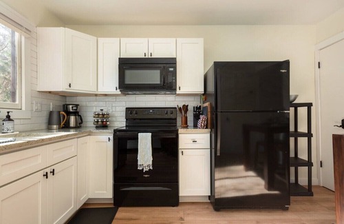 Fletcher House | Cozy Cottage | 2 min to WNC AG Center | Pet Friendly