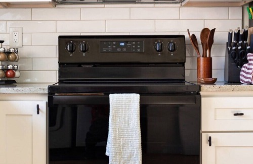 Fletcher House | Cozy Cottage | 2 min to WNC AG Center | Pet Friendly