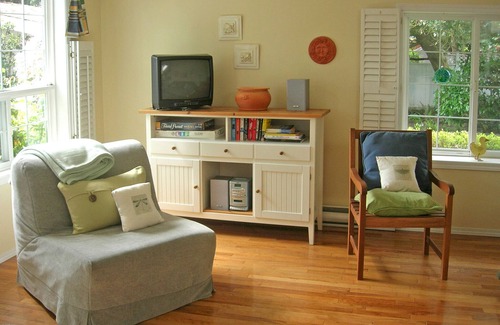Sooke Cottage | Cozy Cottage: 30 meters from walk-on beach, Perfect for Couples