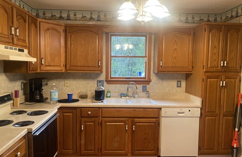 Tri-Cities House | Cozy cottage, 5 min away from shopping center, access to the lake, great views