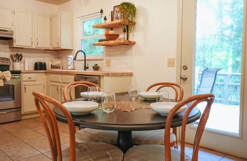 Sevierville Cottage | Cozy Cottage 5 Minutes To Dollywood With Fire Pit, Private Deck, And Coffee Bar