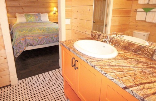 Fennville Cottage | Cozy cottage #7 just mins to Saugatuck at DollyBrook Resort