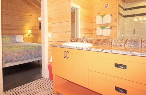 Fennville Cottage | Cozy cottage #7 just mins to Saugatuck at DollyBrook Resort